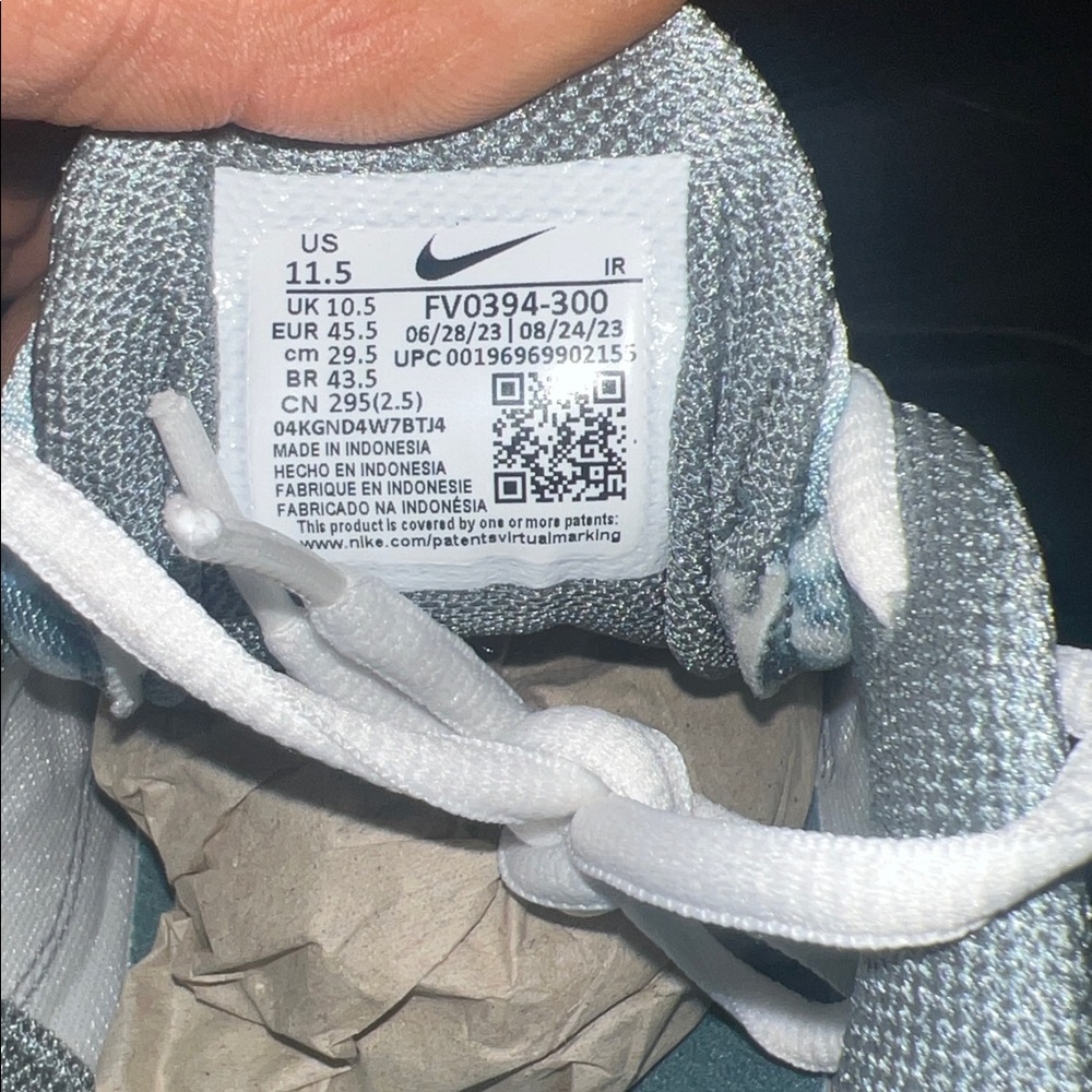 Stylish Blue and White Sneakers - Picture 6 of 7